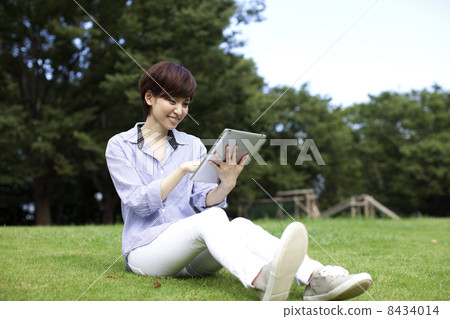 Women and tablets 8434014