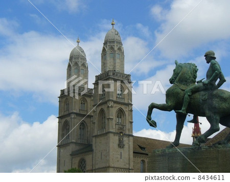 Grossmunster and Hans Waldman statue 8434611