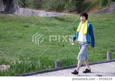 Senior women's gym 8436034