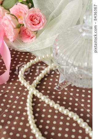 Roses and pearls 8436367