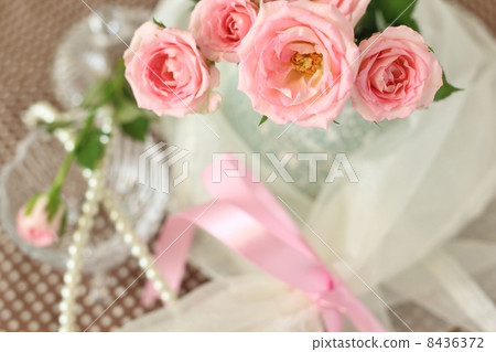 Roses and pearls 8436372