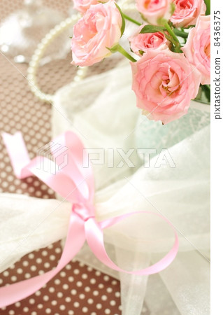 Roses and pearls 8436375