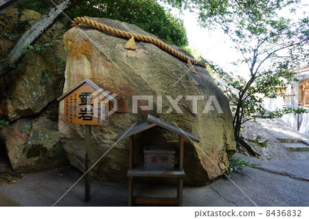 The spirit stone of the stone shrine 8436832