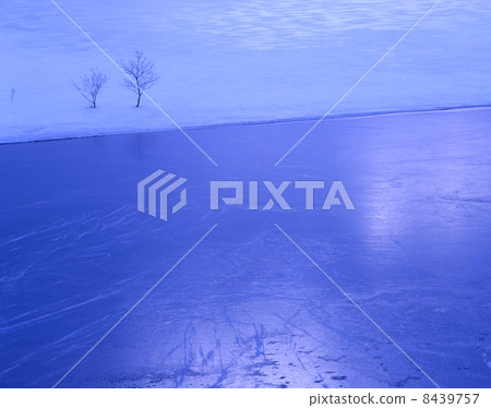 冰凍的秋元湖 8439757