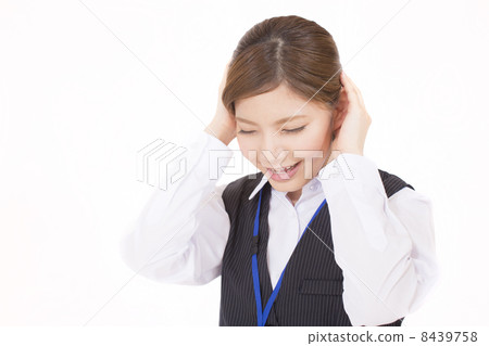 關閉他的耳朵的新員工 8439758