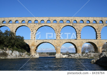 藍天和Pont du Gard法國 8439764