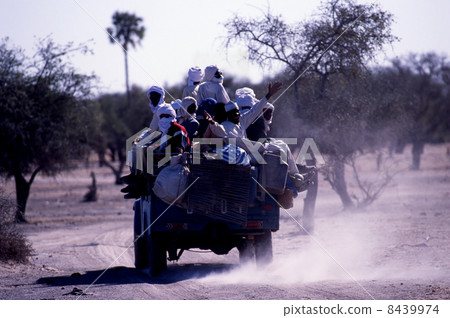 滿載乘客的卡車 滿載乘客的卡車 8439974