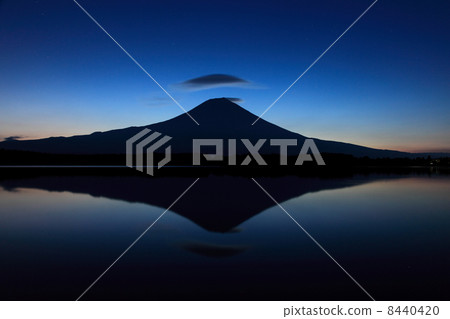 顛倒的富士山和漢族 8440420