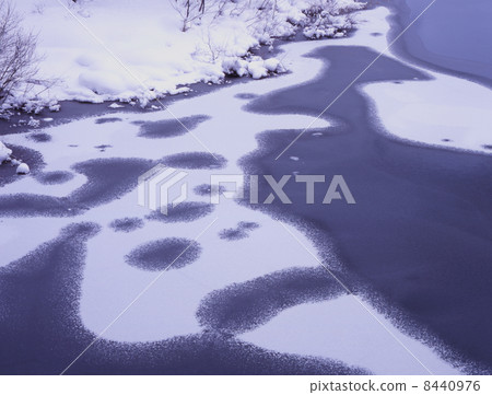在嚴寒的冬天在秋元湖的岸邊 8440976