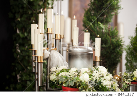 Grief - urn Funeral and cemetery 8441337