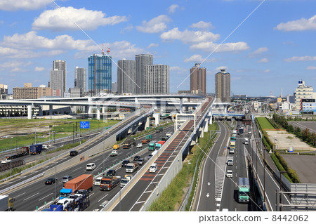 灣岸線上的東之目樞紐站和東之目市的高層公寓大樓群 8442062