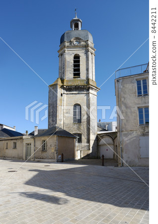 Bishopric and the church St-Jean-Du-Perot in La Rochelle, France 8442211