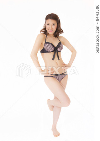 採取姿勢的比基尼泳裝的一個少婦 8443386