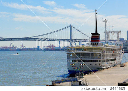 Cargo passenger ships anchored at Takeshiba Passenger Terminal · Kamereda Maru and Rainbow Bridge 8444685