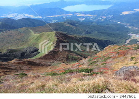 Autumnal leaves of Akita Komagatake and Tazawa Lake viewed from the mountain peak Autumnal leaves of Akita Komagatake and Tazawa Lake viewed from the mountain peak 8447601