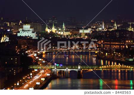 Pushkinsky bridge and Krymsky bridge at dark night in Moscow, Ru 8448563