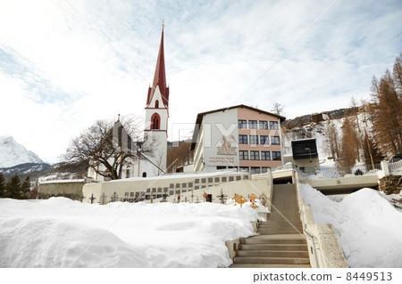 SOLDEN - FEBB 18: Grade school, secondary school and cemetery ne 8449513