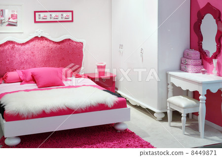 Stylish pink bedroom with double bed, white wardrobe and mirror. 8449871