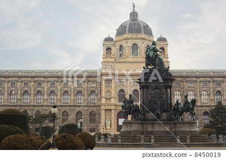 Maria Theresa Statue near Museum of Natural History in Vienna, Austria Maria Theresa Statue near Museum of Natural History in Vienna, Austria 8450019