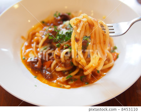 Beef fillet and red wine stewed sauce pasta 8453110