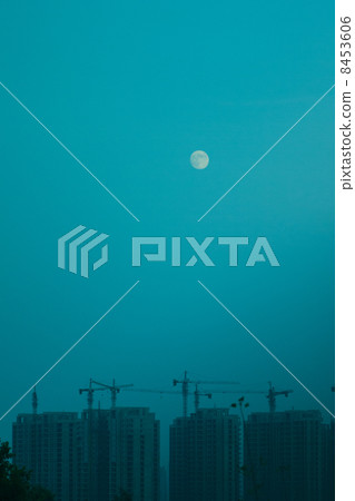 晚上月亮和建築工地 8453606