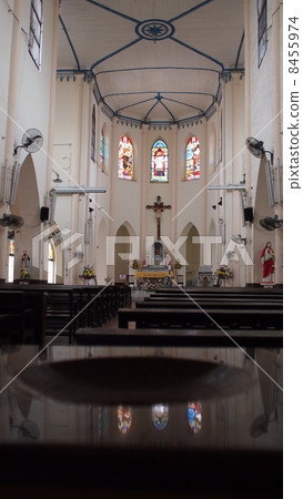 教堂內透過神聖的水族館 教堂內透過神聖的水族館 8455974