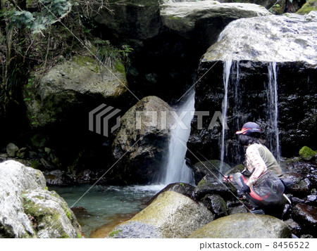 釣魚山流的婦女 釣魚山流的婦女 8456522