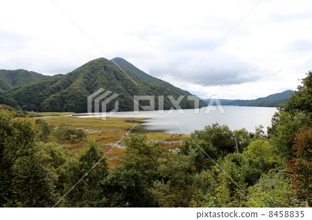 秋元湖在秋天 8458835