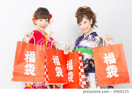 Woman in long-sleeved kimono 8460235