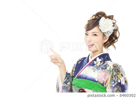 Woman in long-sleeved kimono 8460302