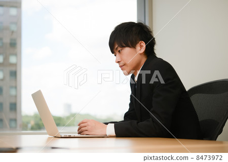 Business scene of a male employee 8473972