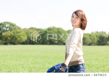 A woman who plays a catch ball 8474615