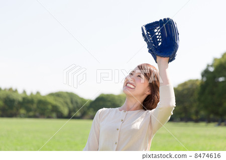 A woman who plays a catch ball 8474616