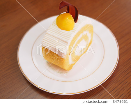 Chestnut roll cake 8475661