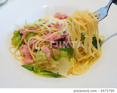 Raw ham and summer lettuce peperoncino 8475799