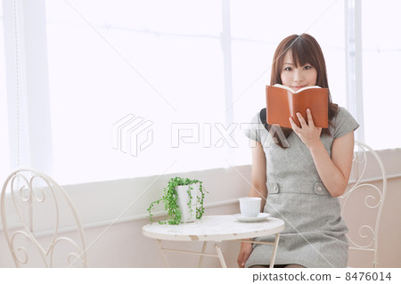 A young woman reading A young woman reading 8476014