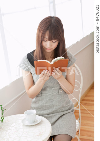 一名年輕女子讀 8476023