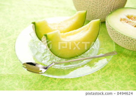 Image of the mask melon of the dessert cut (Crown melon from Iwata-shi, Shizuoka prefecture). 8494624