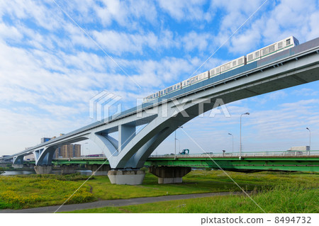 Pillow liners passing through the fan bridge over Arakawa and popcorn clouds in autumn Pillow liners passing through the fan bridge over Arakawa and popcorn clouds in autumn 8494732