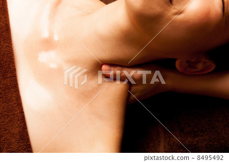 Acupressure on the cervical lymph nodes Acupressure on the cervical lymph nodes 8495492