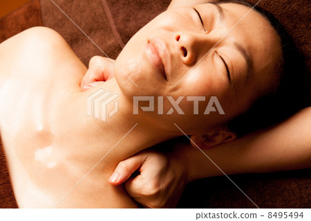 Acupressure on the cervical lymph nodes 8495494