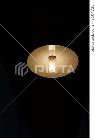昭和時代的複古照明·在黑暗中用傘燈照明的電燈·欣賞垂直位置 8504720