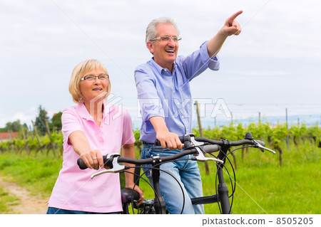 Seniors exercising with bicycle 8505205