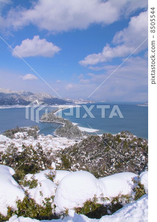 “日本的三個風景區”天橋立的雪景 8505544