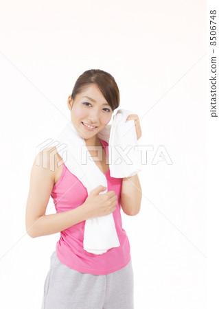 一位年輕的女士在訓練用毛巾擦汗 8506748