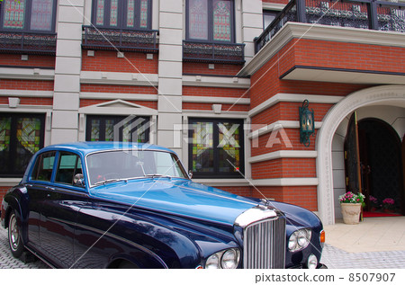 Rolls-Royce at the wedding hall 8507907