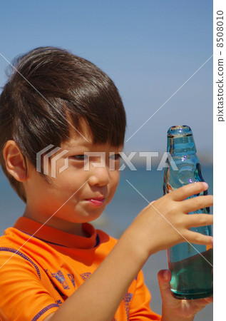 孩子們看著Ramune 8508010