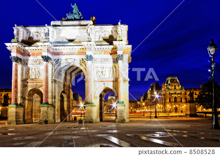 Arc de Triomphe in the square Karruzel (Jardin des Tuileries) . 8508528