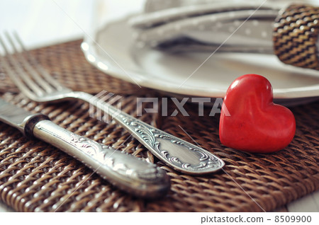Cutlery and red stone heart 8509900