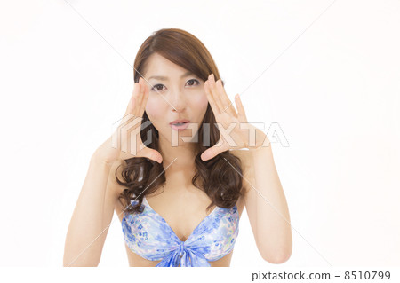 一個年輕女子泳裝歡呼 8510799